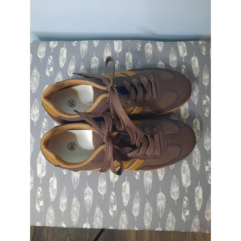 Walking Brown Tan Low Top Soccer Style Sneakers Gum Sole Size 38 Retro Athletic